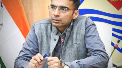 डीएम ने नगर निगम व तहसील के अधिकारियों कड़ी फटकार; विधिवत् नौकरी के होते हुए भी विभाग क्यों तत्पर नही