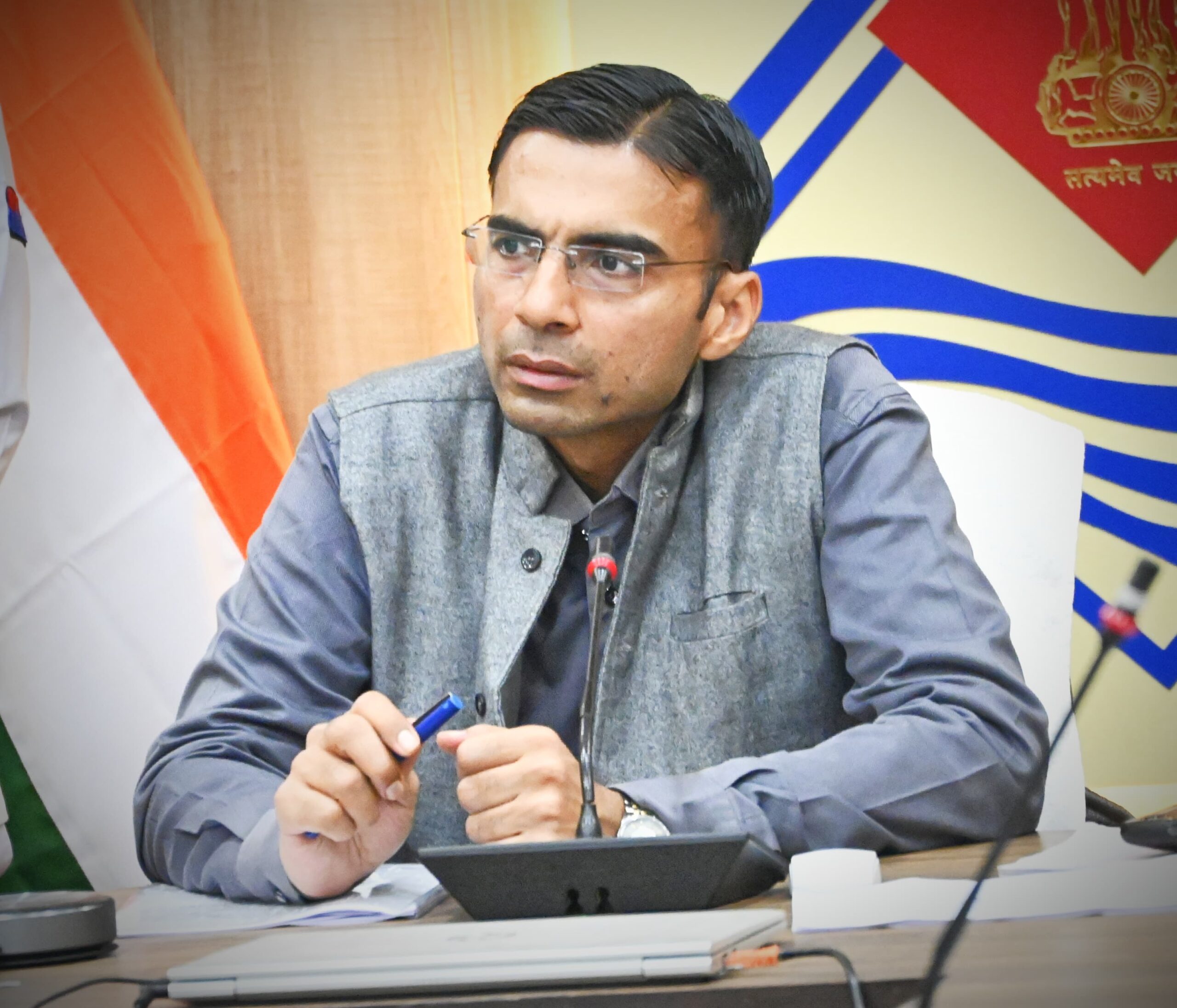 डीएम ने नगर निगम व तहसील के अधिकारियों कड़ी फटकार; विधिवत् नौकरी के होते हुए भी विभाग क्यों तत्पर नही