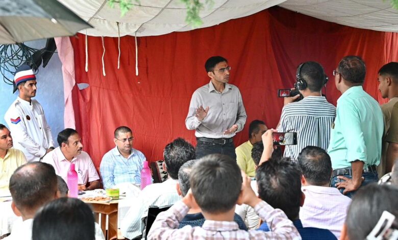 आपदाग्रस्त अंतिम गांव बटोली में भ्रमण के दौरान डीएम ने दिए थे कैम्प लगाने के निर्देश आपदाग्रस्त अंतिम गांव बटोली में भ्रमण के दौरान डीएम ने दिए थे कैम्प लगाने के निर्देश