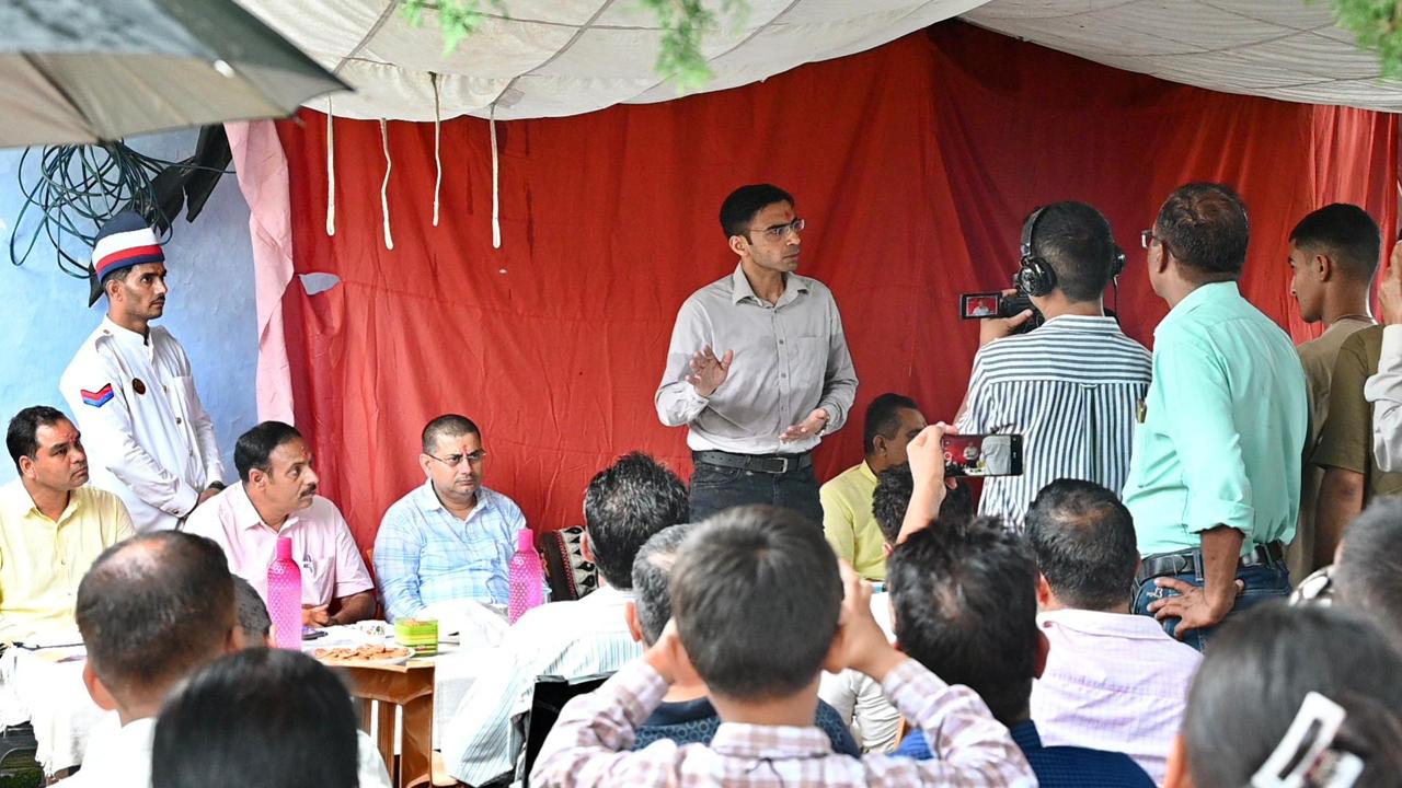 आपदाग्रस्त अंतिम गांव बटोली में भ्रमण के दौरान डीएम ने दिए थे कैम्प लगाने के निर्देश