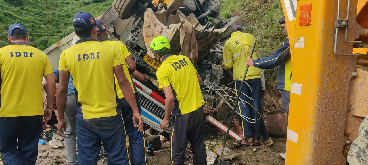 उत्तरकाशी में दर्दनाक हादसा: ट्रक पलटने से एक की मौत, दो घायल