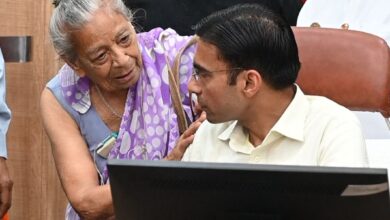 इंसाफ – माता-पिता को घर से निकाला, डीएम ने लौटाया सम्मान और संपत्ति