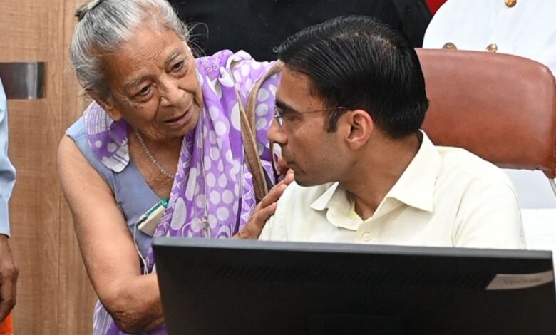 इंसाफ – माता-पिता को घर से निकाला, डीएम ने लौटाया सम्मान और संपत्ति