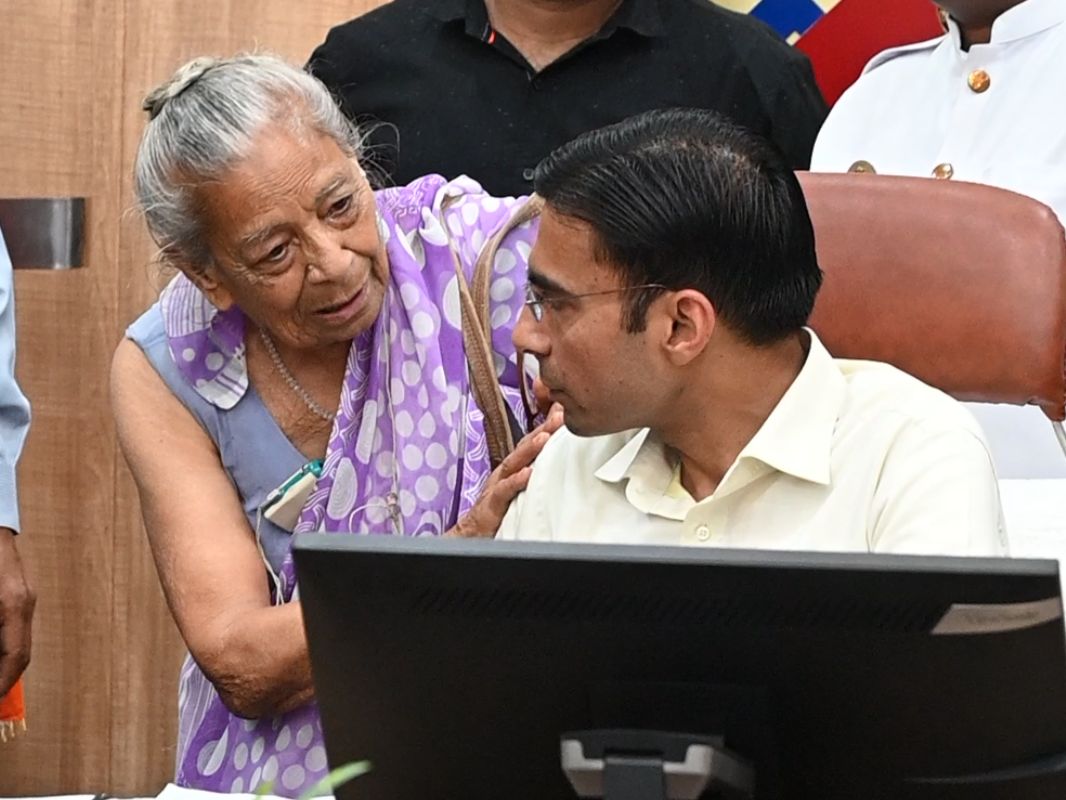 इंसाफ – माता-पिता को घर से निकाला, डीएम ने लौटाया सम्मान और संपत्ति