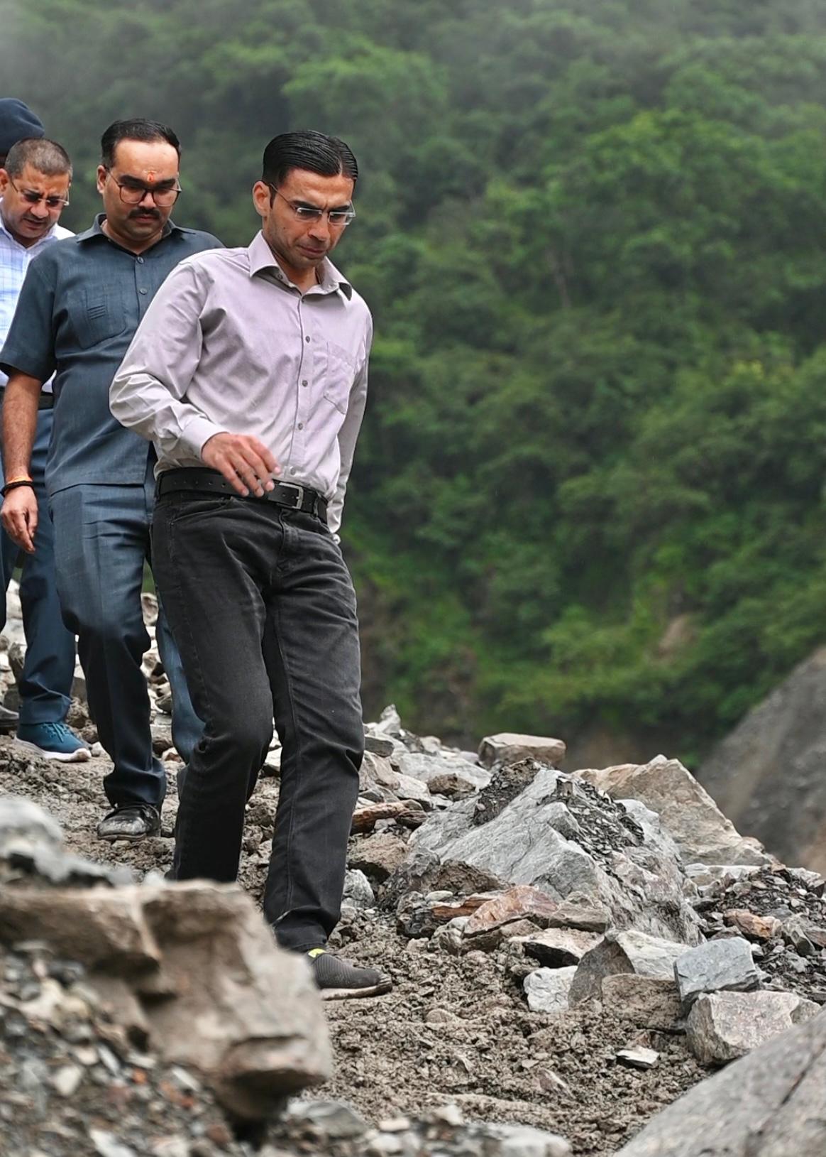 मुख्यमंत्री के निर्देश पर दुर्गम भ्रमण पश्चात एक सप्ताह भीतर ही डीएम ने किया कमिटमेंट पूरा; फंड जारी