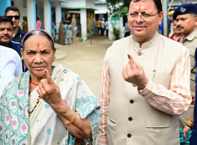 CM धामी ने खटीमा में किया अपनी मां के साथ मतदान