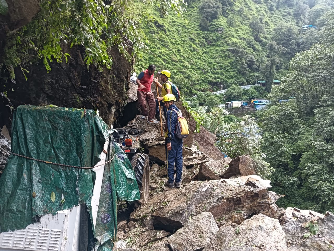 भूस्खलन के चलते केदारनाथ यात्रा प्रभावित, यात्रियों की सुरक्षा सुनिश्चित