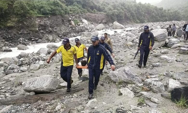 उत्तरकाशी: फूलचट्टी के पास नदी में कूदे व्यक्ति को SDRF टीम ने किया सकुशल रेस्क्यू