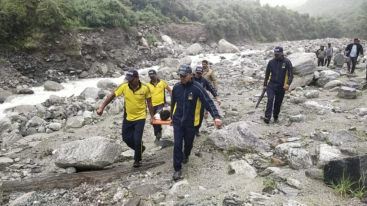 उत्तरकाशी: फूलचट्टी के पास नदी में कूदे व्यक्ति को SDRF टीम ने किया सकुशल रेस्क्यू