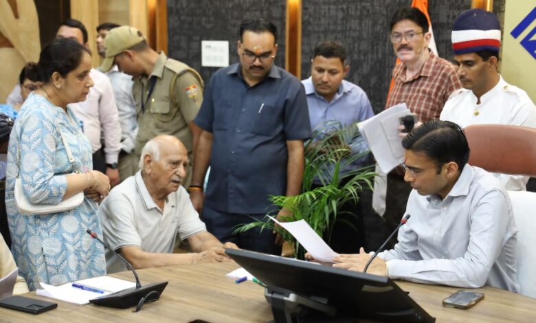 डीएम सविन बंसल की पहल पर जनदर्शन में समस्याओं का त्वरित निस्तारण