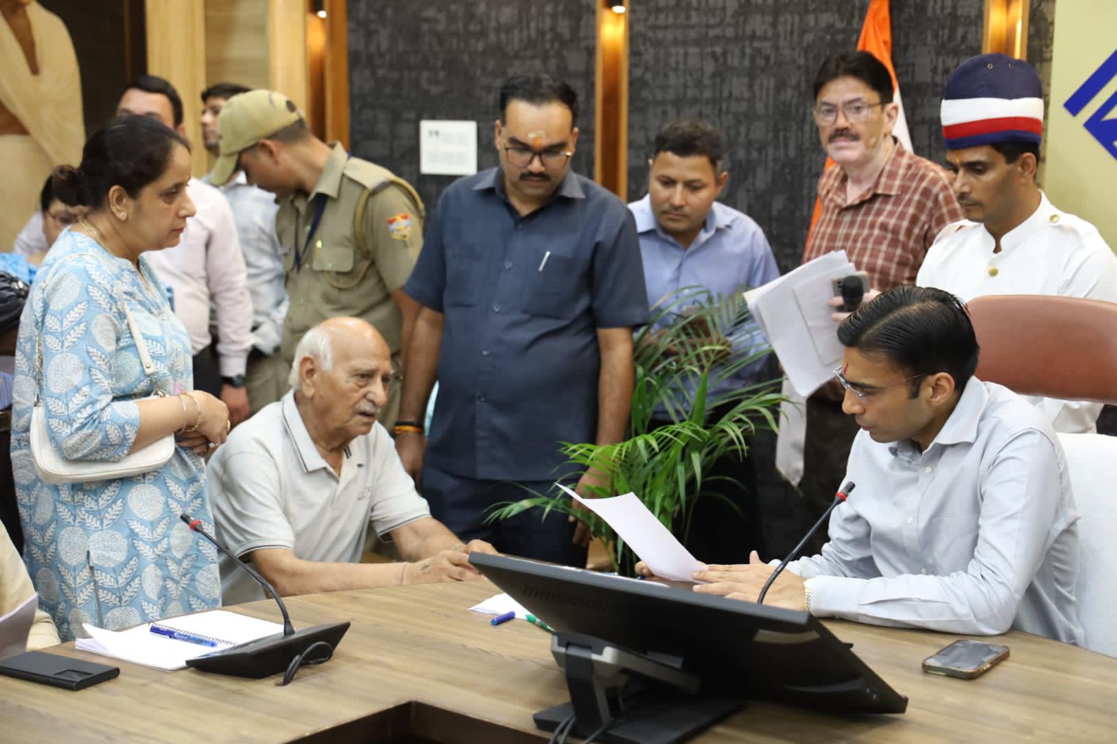 डीएम सविन बंसल की पहल पर जनदर्शन में समस्याओं का त्वरित निस्तारण