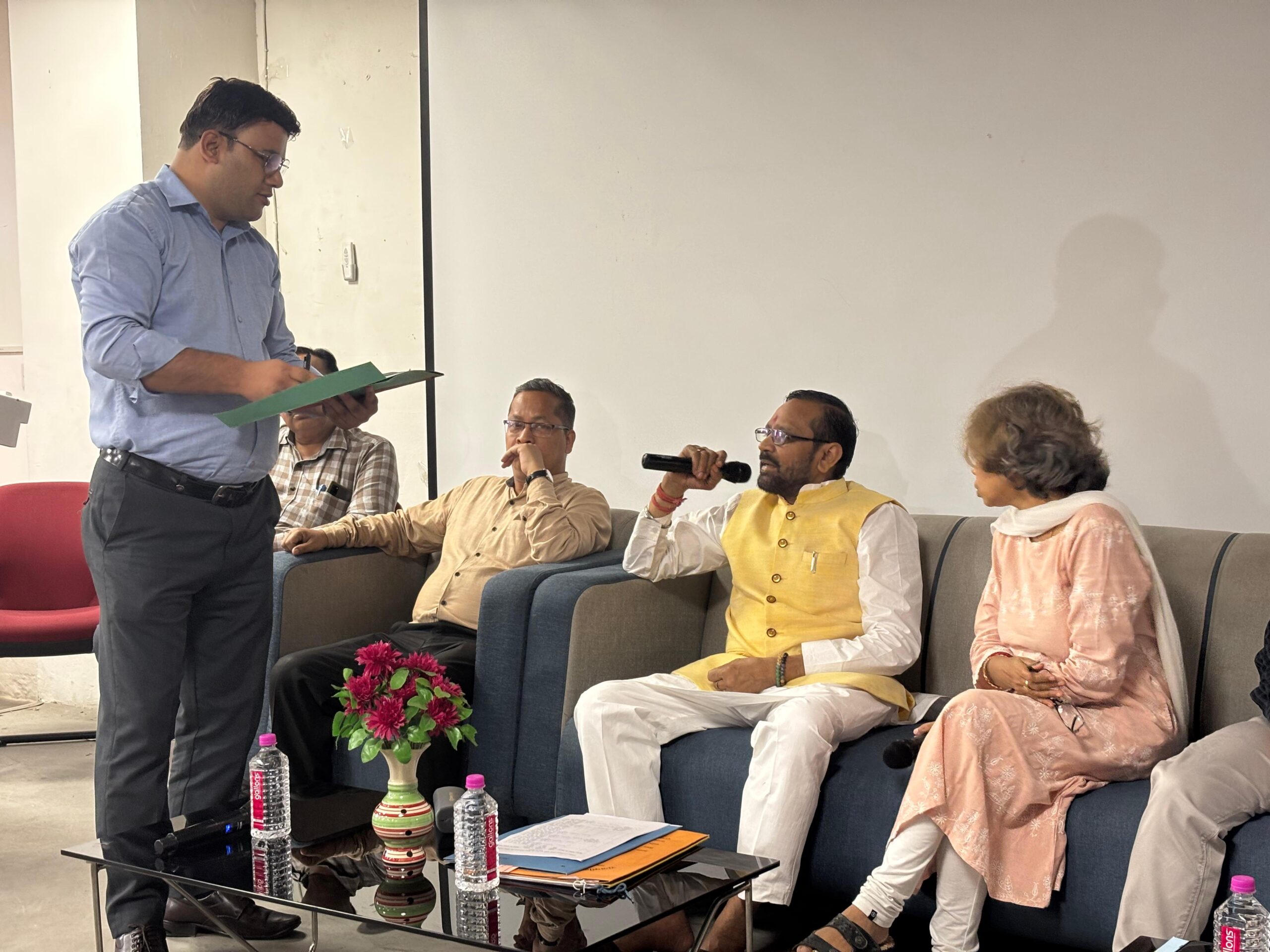 राज्य सफाई कर्मचारी आयोग के उपाध्यक्ष ने दून मेडिकल कॉलेज में सफाई कार्मिकों और अस्पताल प्रशासन के साथ की बैठक