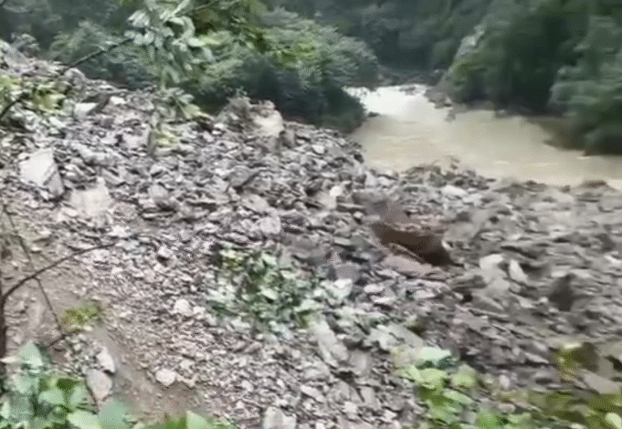 सड़क धंसने से रुकी केदारनाथ यात्रा, प्रशासन ने लगाया रोक