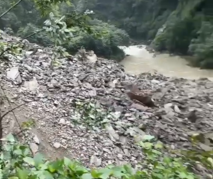 सड़क धंसने से रुकी केदारनाथ यात्रा, प्रशासन ने लगाया रोक