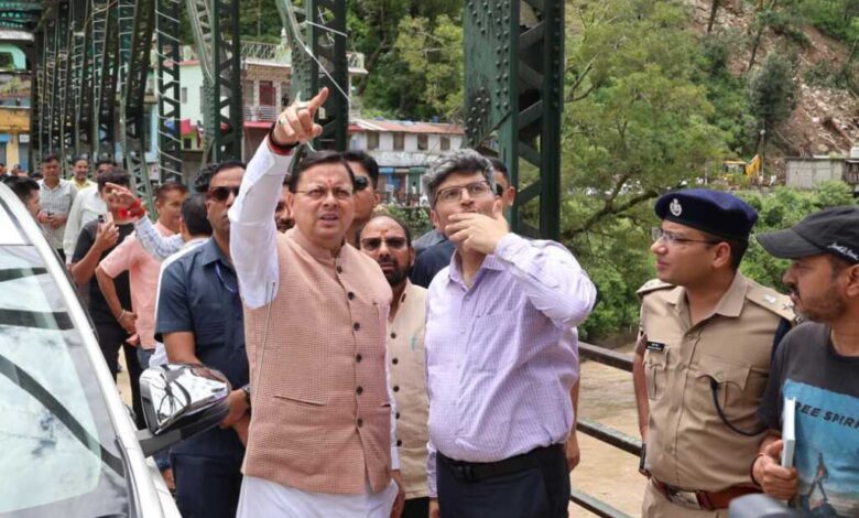 राहत शिविर में आपदा प्रभावितों से मिले सीएम