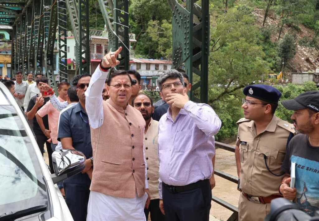 राहत शिविर में आपदा प्रभावितों से मिले सीएम