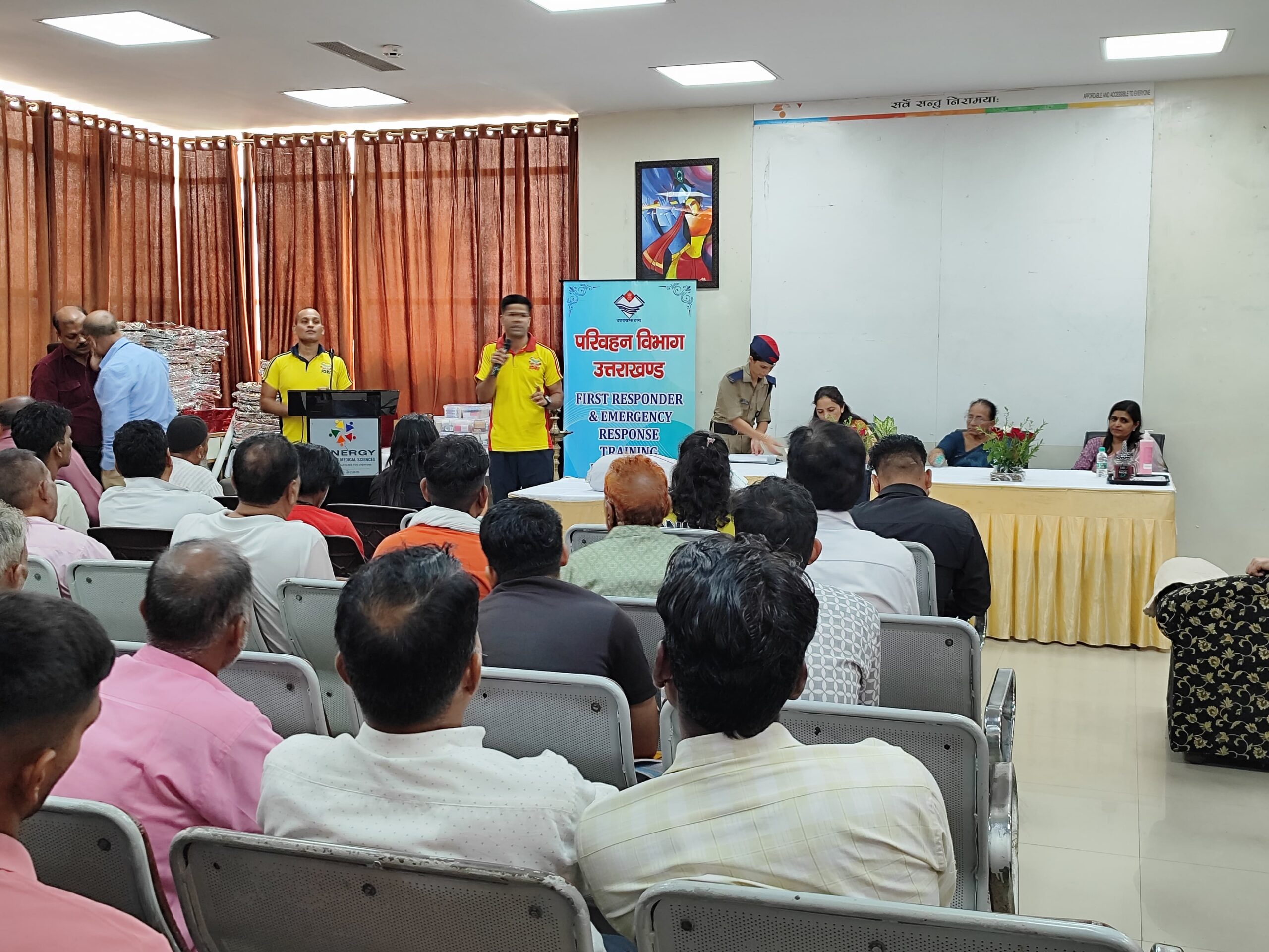 सड़क सुरक्षा अभियान के तहत SDRF उत्तराखंड ने आमजनमानस को दिया प्राथमिक उपचार का प्रशिक्षण
