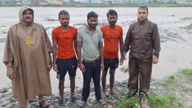 नदी के उफान में फंसे तीन लोग, प्रशासन ने चलाया रोमांचक बचाव अभियान