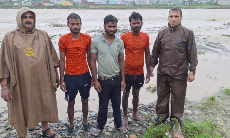 नदी के उफान में फंसे तीन लोग, प्रशासन ने चलाया रोमांचक बचाव अभियान