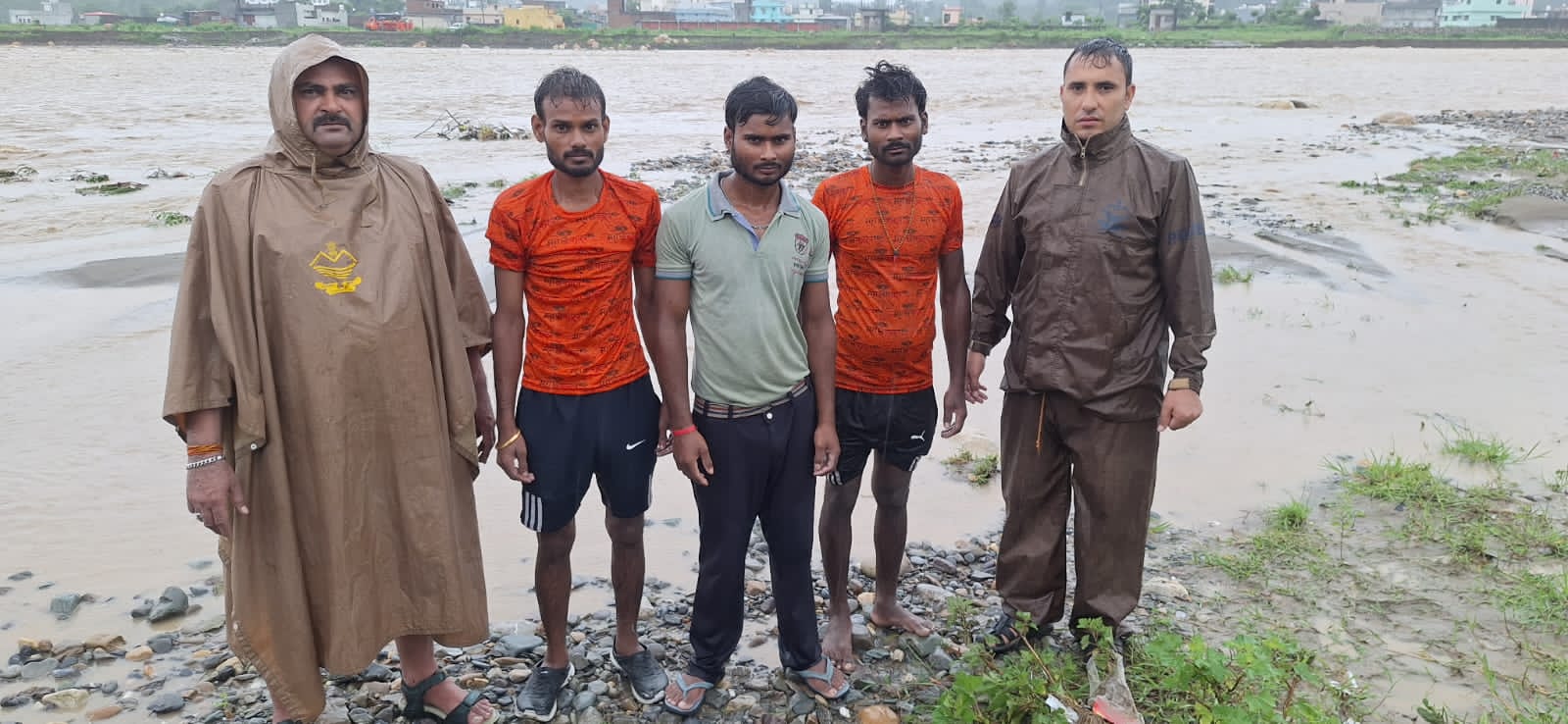 नदी के उफान में फंसे तीन लोग, प्रशासन ने चलाया रोमांचक बचाव अभियान