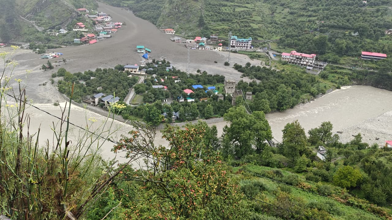 उत्तरकाशी आपदा: SDRF, आर्मी और प्रशासन की टीमें राहत-बचाव में जुटीं