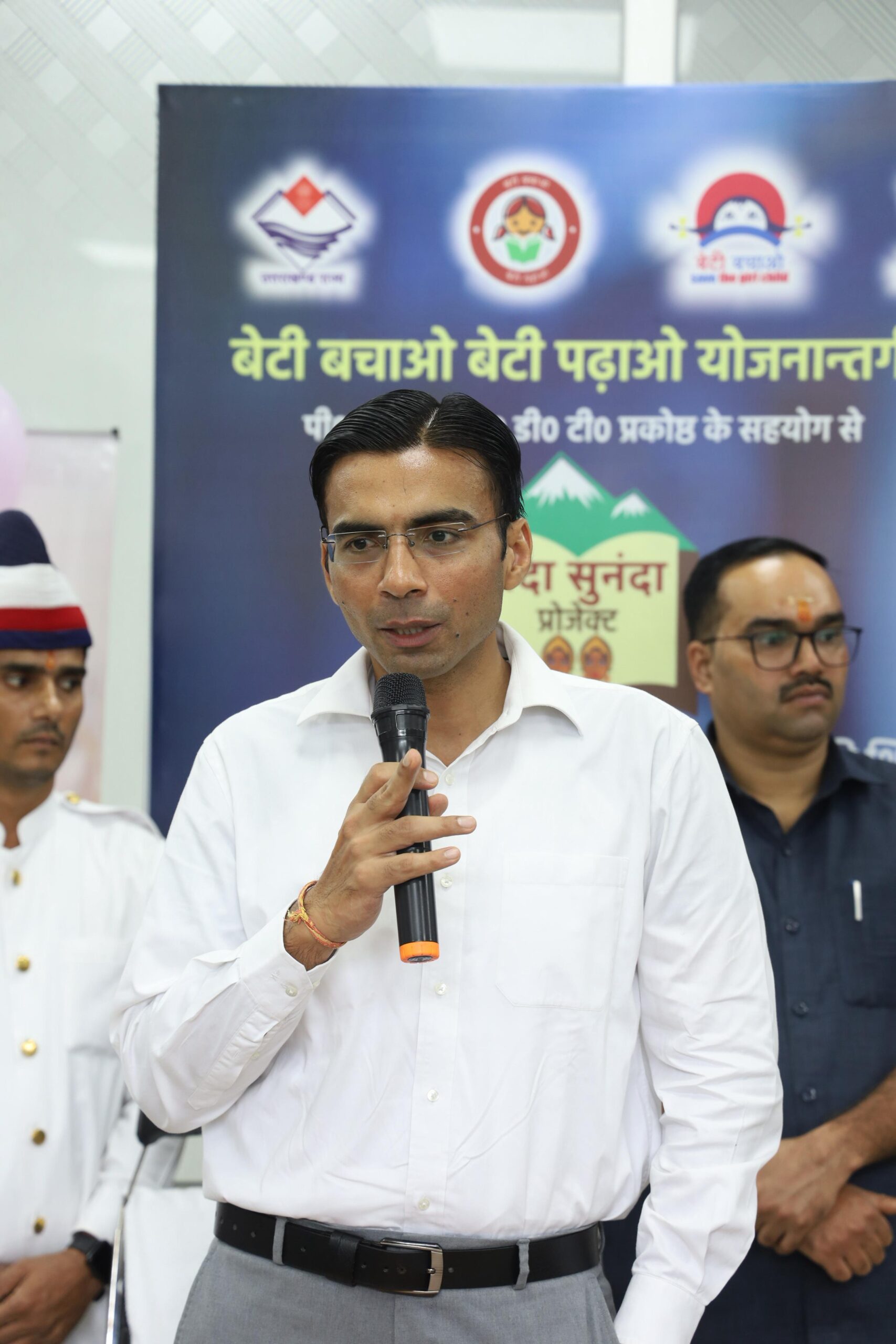 डीएम ने आज फिर 18 असहाय, निर्धन एवं जरूरतमंद बेटियों की स्कूल फीस के लिए प्रदत्त किए 6.17 लाख की धनराशि