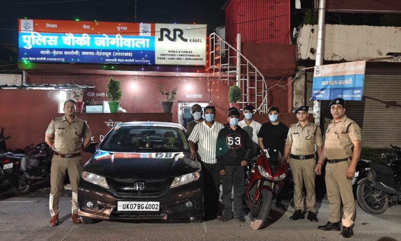 मॉल ऑफ देहरादून की छत पर स्टंटबाज़ी, पुलिस की कड़ी कार्रवाई