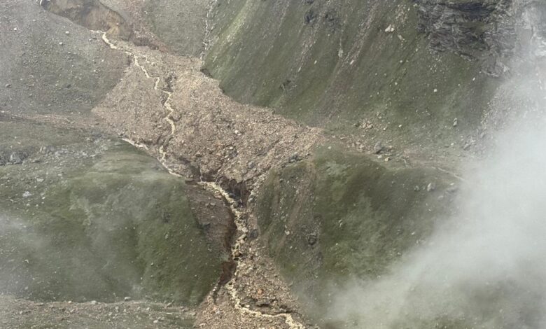 घने कोहरे और तूफानी हवाओं के बीच खीर गंगा तक पहुँची एसडीआरएफ की टीम