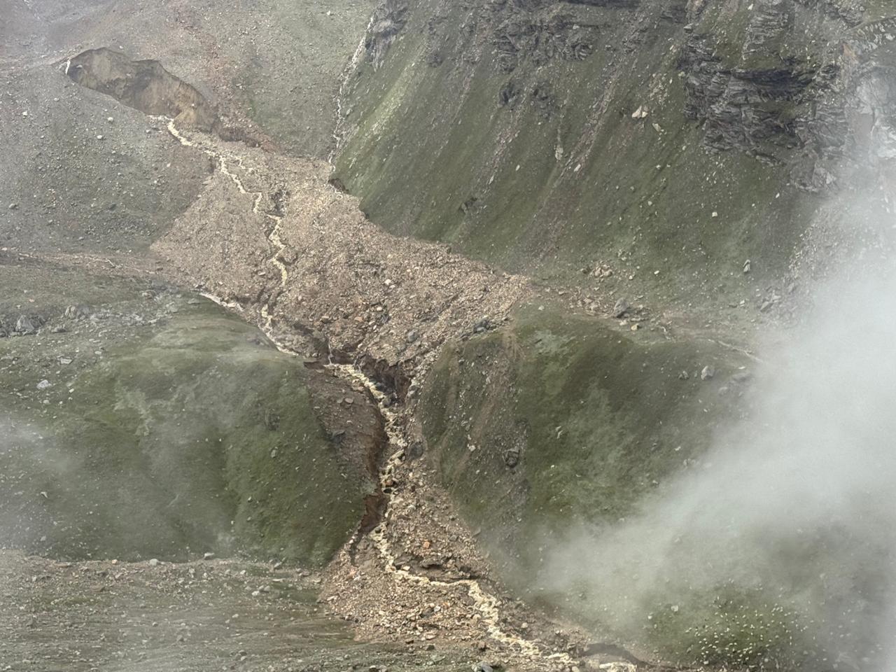 घने कोहरे और तूफानी हवाओं के बीच खीर गंगा तक पहुँची एसडीआरएफ की टीम