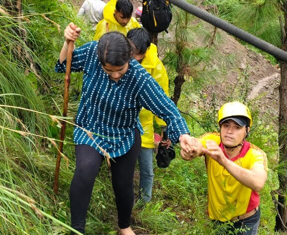 रुद्रप्रयाग, मदमहेश्वर यात्रा मार्ग पर भूस्खलन से अवरुद्ध रास्ते पर SDRF का त्वरित रेस्क्यू अभियान