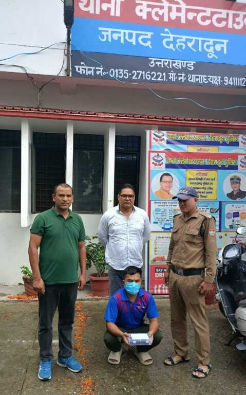 मोबाइल स्नैचिंग की घटना को अंजाम देने वाला अभियुक्त गिरफ्तार, अभियुक्त नशे का है आदि