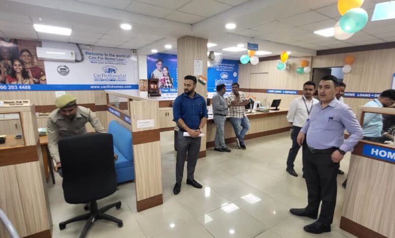 ऋण बीमा धोखाधड़ी पर डीएम का फर्राटेदार एक्शन: विधवा माला को प्रताड़ित करने वाले कैनफिन होम्स लि0 की संपत्ति कुर्क