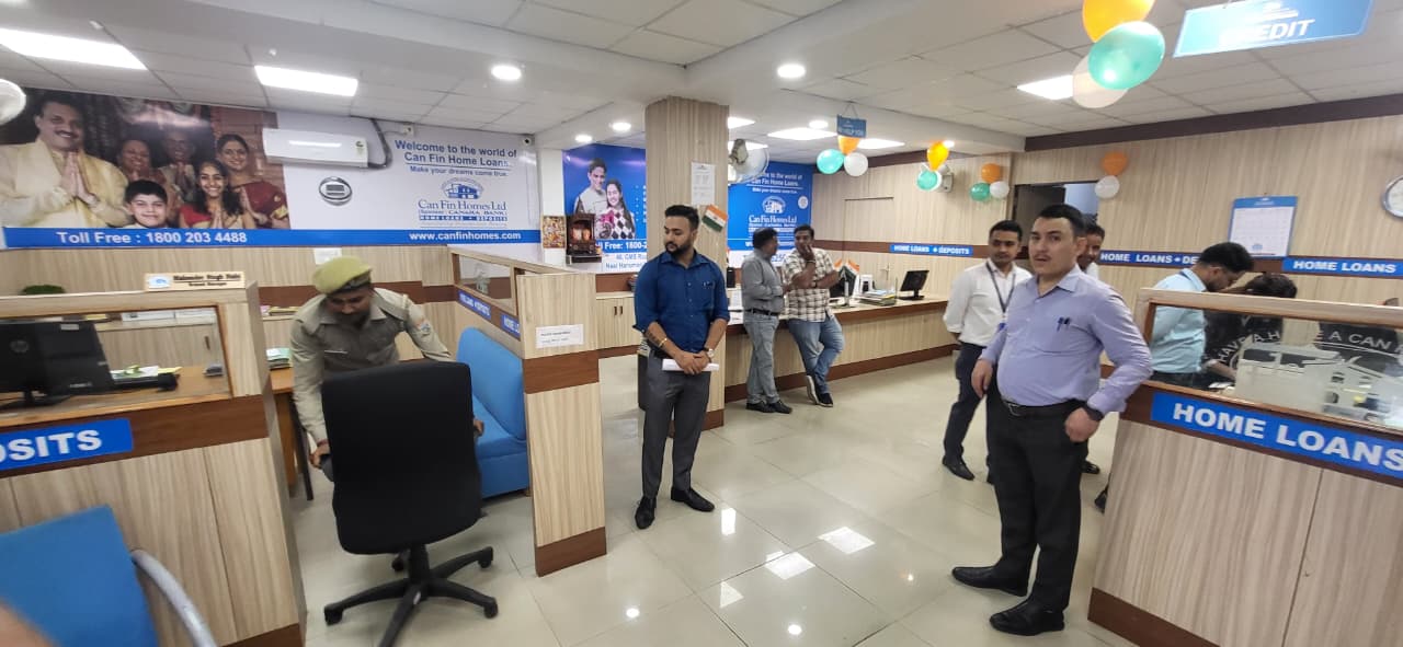 ऋण बीमा धोखाधड़ी पर डीएम का फर्राटेदार एक्शन: विधवा माला को प्रताड़ित करने वाले कैनफिन होम्स लि0 की संपत्ति कुर्क