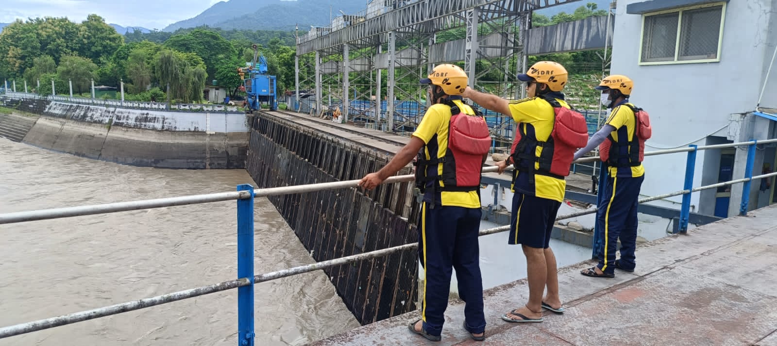 एसडीआरएफ उत्तराखण्ड पुलिस द्वारा गंगा नदी में लापता महिला की तलाश जारी