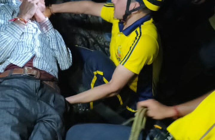 रुद्रप्रयाग में बड़ा हादसा टला, SDRF ने खाई में गिरे व्यक्ति को जिंदा बाहर निकाला