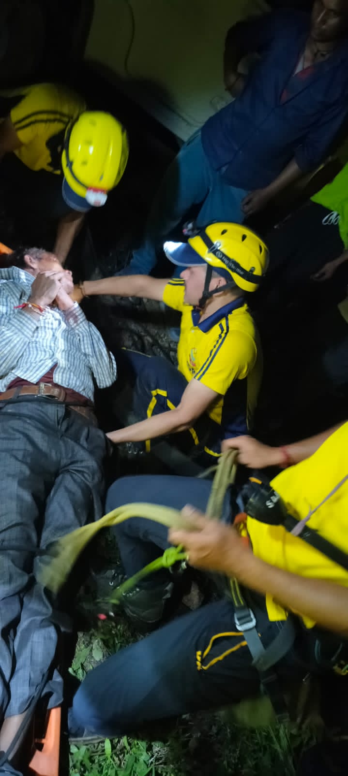 रुद्रप्रयाग में बड़ा हादसा टला, SDRF ने खाई में गिरे व्यक्ति को जिंदा बाहर निकाला