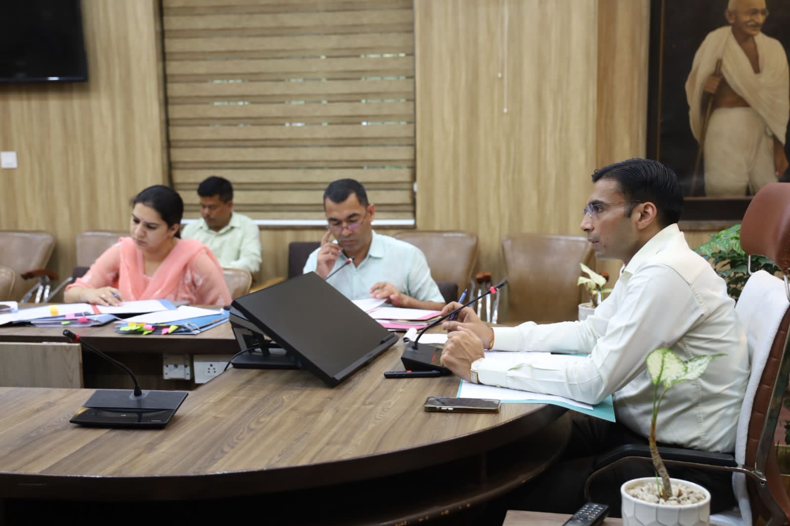 लंबित आपराधिक वादों के त्वरित निस्तारण को लेकर डीएम ने की समीक्षा बैठक