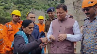 बहन ने साड़ी का किनारा फाड़कर सीएम धामी को बांधी राखी
