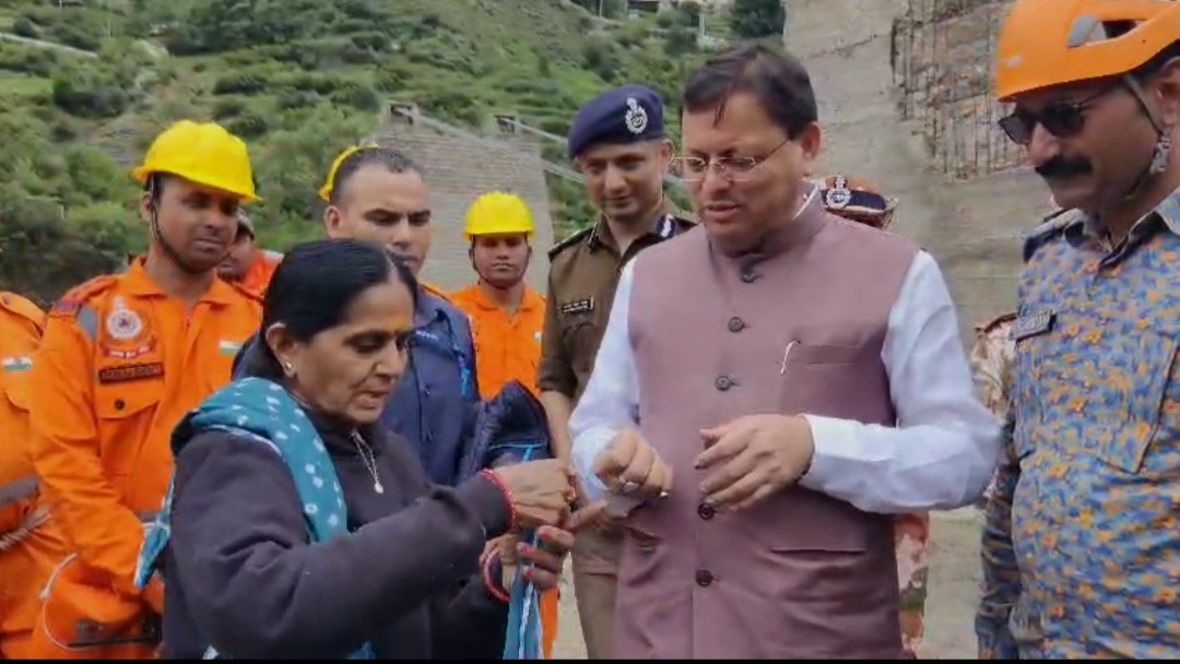 बहन ने साड़ी का किनारा फाड़कर सीएम धामी को बांधी राखी