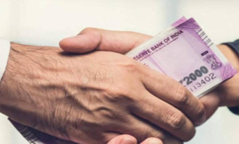 विजिलेंस टीम ने सतपुली के उपकोषाधिकारी कौशल कुमार को रिश्वत लेते हुए रंगेहाथ किया गिरफ्तार