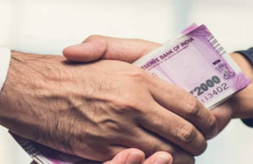 विजिलेंस टीम ने सतपुली के उपकोषाधिकारी कौशल कुमार को रिश्वत लेते हुए रंगेहाथ किया गिरफ्तार