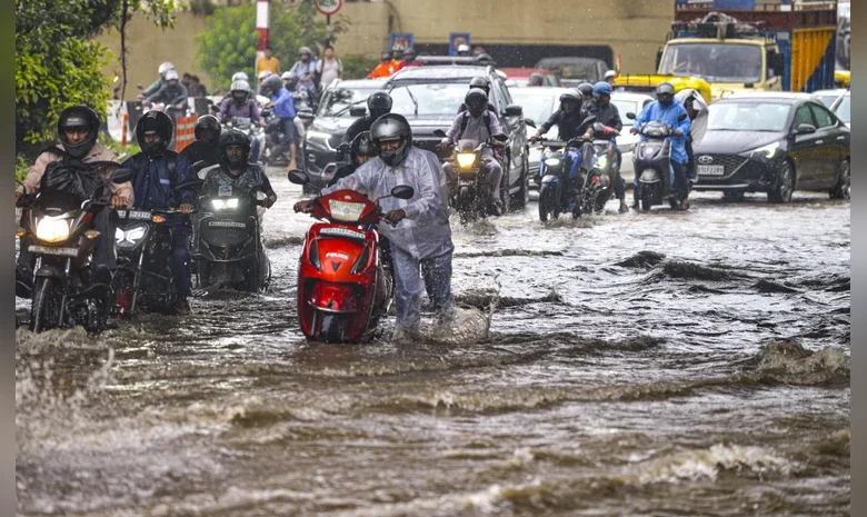 दिल्ली-एनसीआर में तेज बारिश से जलजमाव, यातायात बेहाल—फ्लड अलर्ट जारी