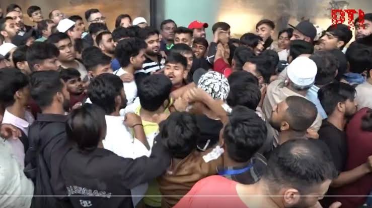 iPhone 17 लॉन्च पर मची दीवानगी: रातभर लगी कतारें, BKC स्टोर पर हाथापाई