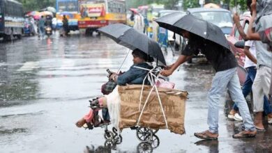 त्योहार से पहले कोलकाता डूबा बारिश में, पंडालों में पानी, बिजली कटौती और जान-माल का नुकसान