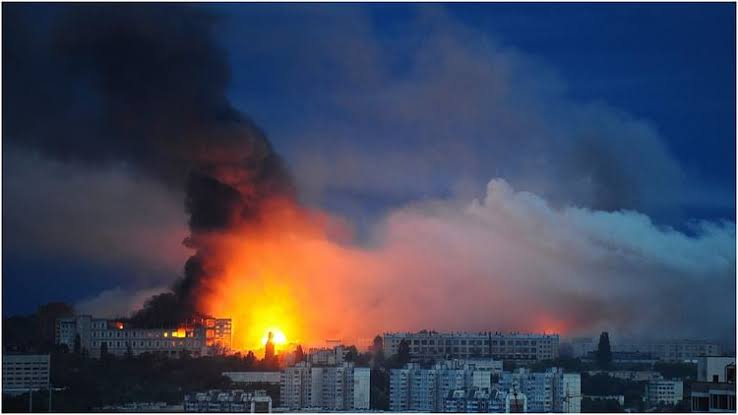 रूस-यूक्रेन जंग का नया मोड़: कैबिनेट बिल्डिंग पर पहली बार हमला रूस-यूक्रेन जंग का नया मोड़: कैबिनेट बिल्डिंग पर पहली बार हमला