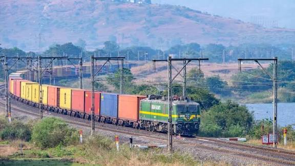 कश्मीर से दिल्ली के बीच शुरू हुई कार्गो पार्सल ट्रेन, अर्थव्यवस्था को मिलेगी नई रफ्तार