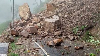 देहरादून–मसूरी संपर्क टूटे, बारिश से बिगड़े हालात; मदद के लिए हेल्पलाइन सक्रिय