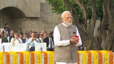 PM मोदी ने दी बापू को श्रद्धांजलि, राजघाट पर पुष्प अर्पित कर किया नमन