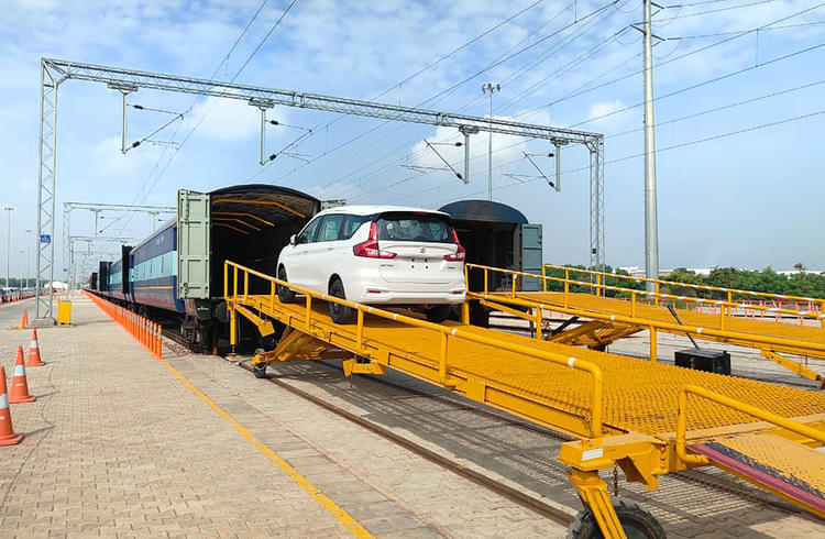 कश्मीर में रेलमार्ग से कारों की आपूर्ति: मारुति सुजुकी ने रचा इतिहास