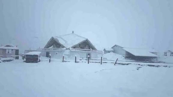 आज बंद हुए हेमकुंड साहिब और लोकपाल लक्ष्मण मंदिर के कपाट, बर्फ से ढका पूरा क्षेत्र आज बंद हुए हेमकुंड साहिब और लोकपाल लक्ष्मण मंदिर के कपाट, बर्फ से ढका पूरा क्षेत्र